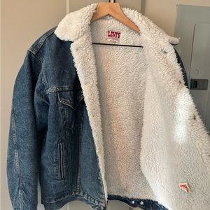 VTG Levi’s USA Sherpa Denim Trucker Jacket